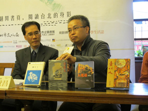 John Lin, right, one of the 2011 Taipei Literature Festival curators, showcases a book titled Taipei People, written by a prolific author Pai Hsien-yung, in four editions with various book cover designs between the 1980s and the 2000s. (Photo Courtesy of Department of Cultural Affairs)