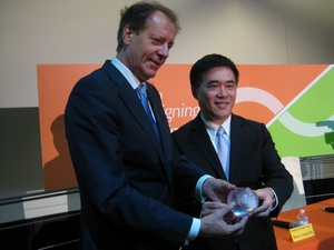 Taipei City Mayor Hau Lung-bin (right) and Mayor Rob van Gijzel of Eindhoven in the Netherlands show a sample of bulletproof skin in Taipei Friday. (Photo by Yali Chen) 