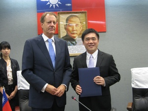 Taipei City Mayor Hau Lung-bin (first from right) and Mayor Rob van Gijzel of Eindhoven in the Netherlands sign a memorandum of understanding (MOU) in Taipei Friday to enhance exchanges between the two cities. (Photo by Yali Chen) 