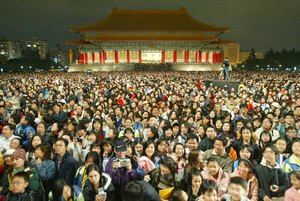 This November 2005 file photo shows more than 15,000 Taiwanese fans flocking into the plaza of the National Theatre and Concert Hall to enjoy classical music performed by the world-renowned Berlin Philharmonic. (Photo Courtesy of MNA)