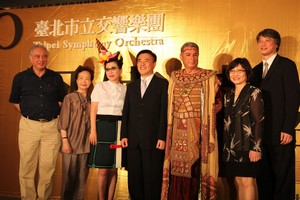 This August 5, 2011, photo shows Taipei City Mayor Hau Lung-pin (center) and Mario Palma (third from right), Head of the Italian Economic Trade and Cultural Promotion Office in Taipei, promoting Verdi?s opera Aida, which will be presented Oct. 23 and Oct. 25 at the Taipei Arena. 