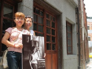 Chen Pi-yun, left, shows a photo of her taken 40 years ago in front of a TV set.