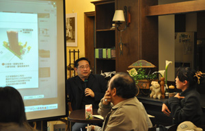 Professor Lee Ching-chih gives a talk on Urbanology in the South Village on April 22 2011. (Photos courtesy of South Village)