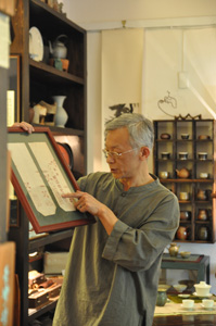 Ye Tang teahouse’s owner He Jian is seen in the photo taken on April 24 in the session of Taiwan-grown Pouchong tea. (Photos courtesy of South Village)