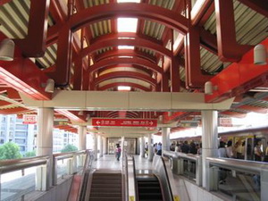 Stations on the Tamsui line use the red line color as the theme color in architecture furnishing