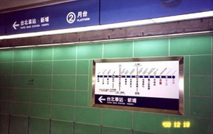 A single route map installed at the trackside wall of the platform