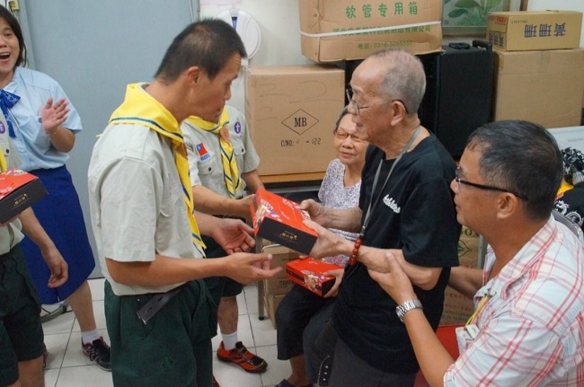 Taipei City Yang-Ming Home for the Disabled donated 100 boxes of pineapple cakes to old generations living alone in community