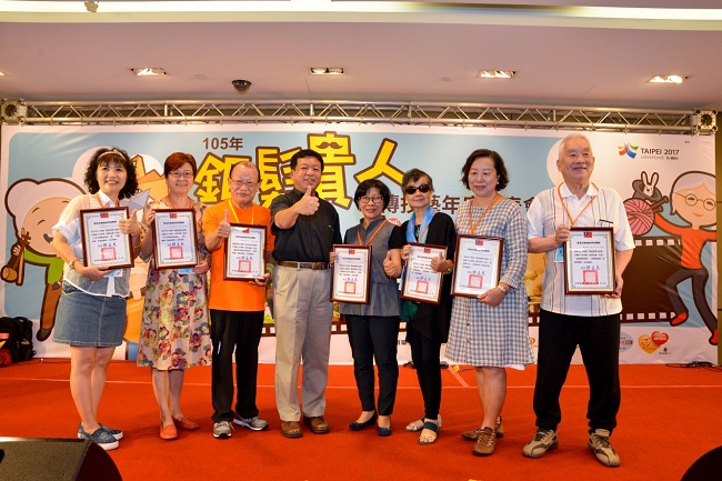 The Commissioner of Department of Social Welfare, Hsu Li-Min was presented the Silver-Haired senior film production contest awards to the winners.