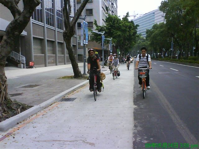 The bottom layer of the pavement after construction was concrete