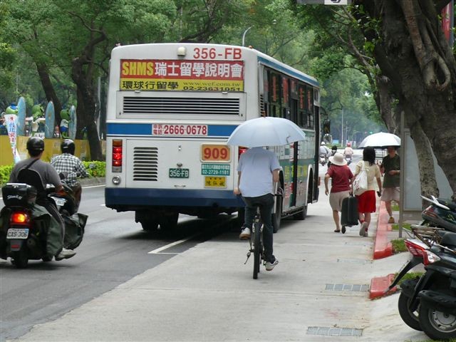 Before constructing, there are 1-2 meters gap between the bus platform and sidewalks, so bike riders should wait until all passengers get on and off the bus, and then follow the guided space to move. It's dangerous for the motorcyclists in the picture to change carriageway and overtake the bus