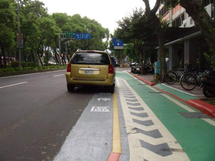 The section of yellow channelizing lines inside the temporary parking area is available for boarding and alighting passengers