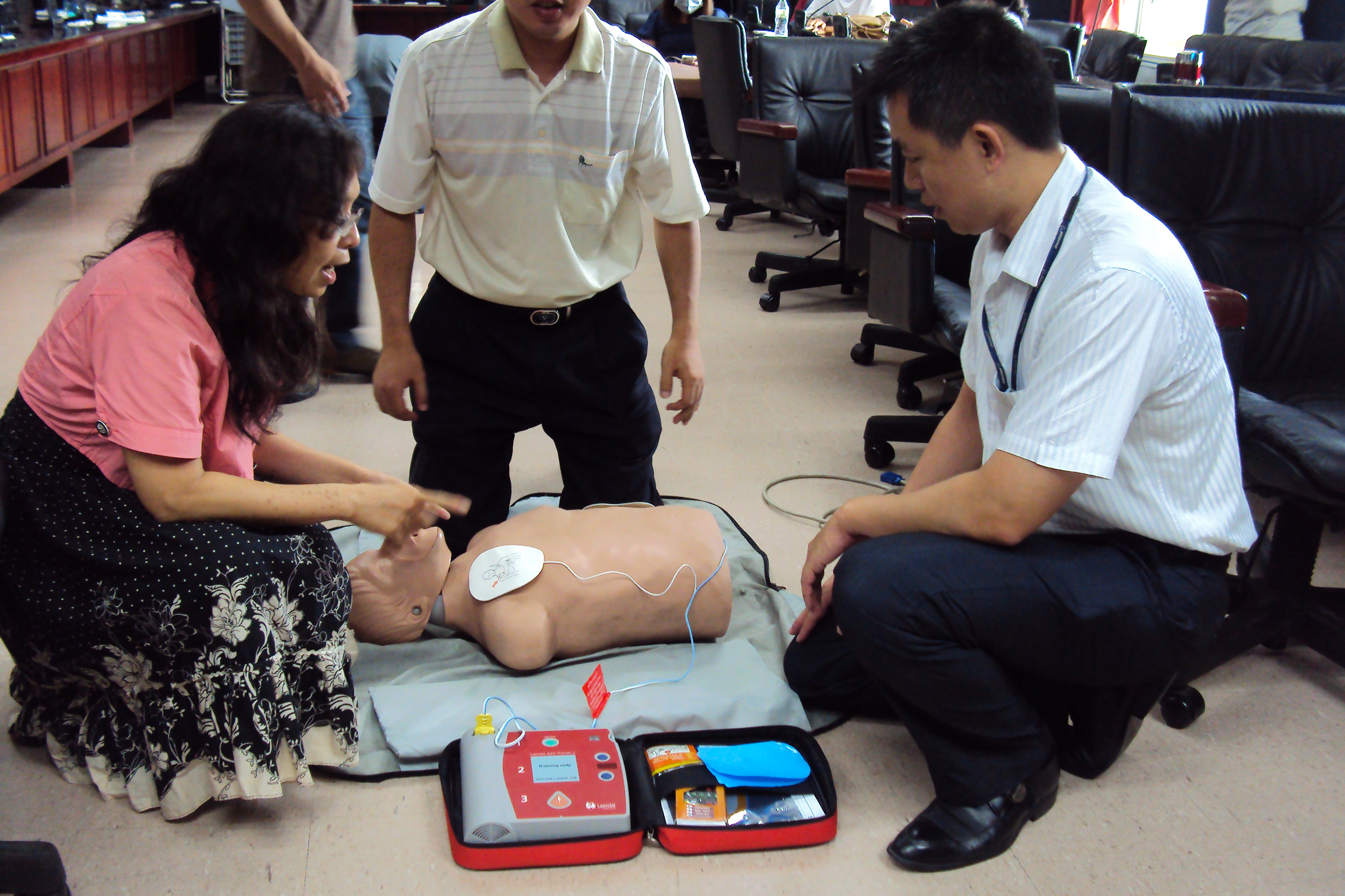 Emergency skills CCC+AED training for Taipei City Government staffs, 2012
