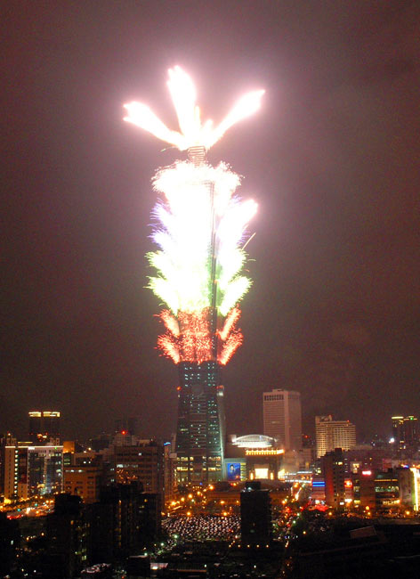 Taipei 101 discharges the smoke and fire