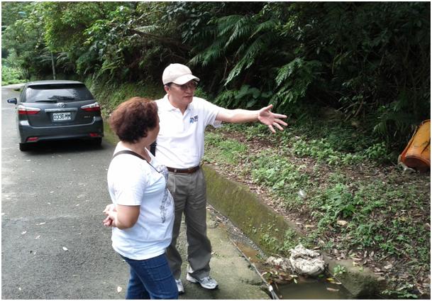 查報員與民眾解說法令