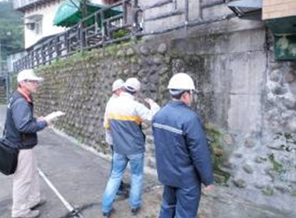 圖二、調查有安全疑慮之人工邊坡，北市大地工程處邀集維護義務人及專業技師共同會勘，提供維護改善建議供參考改善。