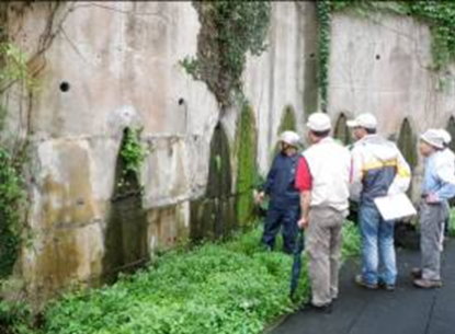 圖二、調查有安全疑慮之人工邊坡，北市大地工程處邀集維護義務人及專業技師共同會勘，提供維護改善建議供參考改善。