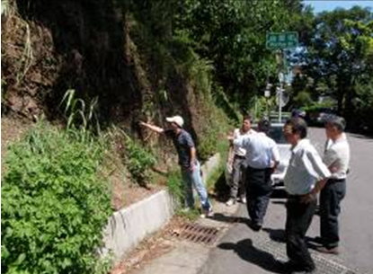 圖二、調查有安全疑慮之人工邊坡，北市大地工程處邀集維護義務人及專業技師共同會勘，提供維護改善建議供參考改善。