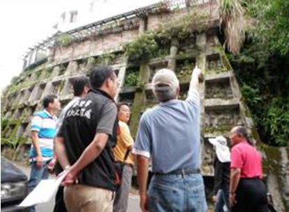 圖二、調查有安全疑慮之人工邊坡，北市大地工程處邀集維護義務人及專業技師共同會勘，提供維護改善建議供參考改善。