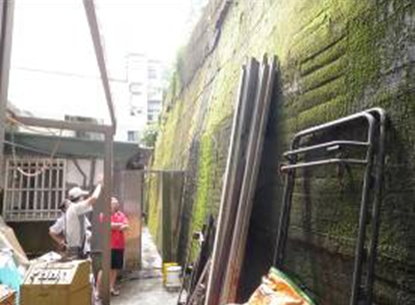 圖二、調查有安全疑慮之人工邊坡，北市大地工程處邀集維護義務人及專業技師共同會勘，提供維護改善建議供參考改善。