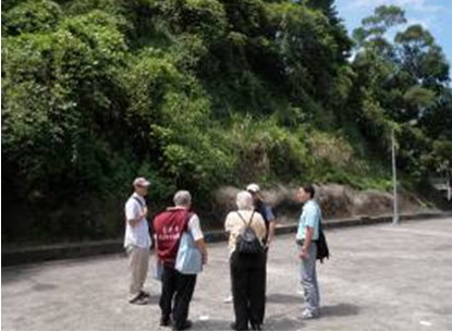 圖二、調查有安全疑慮之人工邊坡，北市大地工程處邀集維護義務人及專業技師共同會勘，提供維護改善建議供參考改善。