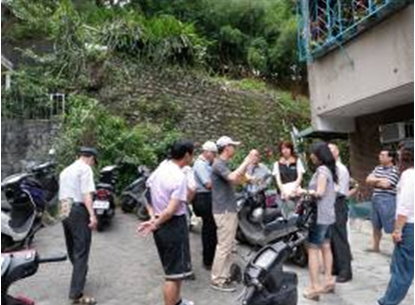 圖二、調查有安全疑慮之人工邊坡，北市大地工程處邀集維護義務人及專業技師共同會勘，提供維護改善建議供參考改善。