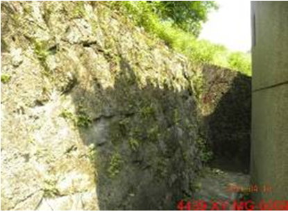 人工邊坡有裂縫破損