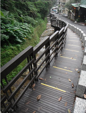 騰空木棧道，漫步流水聲