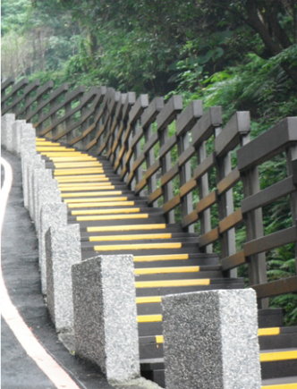 木棧道標示反光線，踏步更安全
