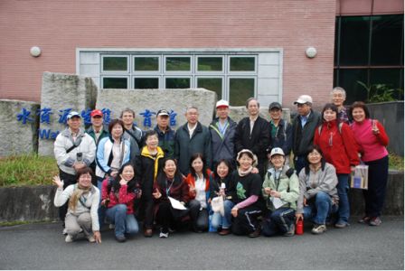 照片1：王震哲教授與參訓志工及本局同仁於水資源生態教育館前合影
