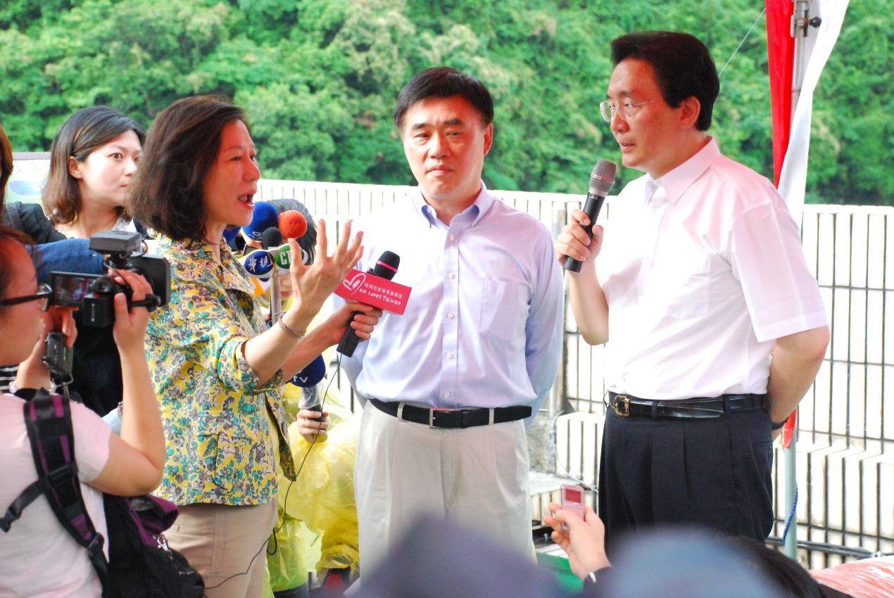 Photo: Miss Chen Ai-Ling, Major Hau and Commissioner Liou discussed about environmental issues