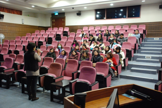 The teachers of Simen Elementary School receiving lectures on “How Feitsui Reservoir co-exists with the environment ”