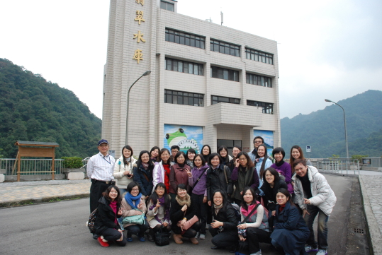 The teachers of Simen Elementary School on top of the Feitui dam