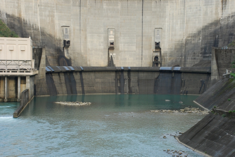 副壩設置於大壩下游側，形成落水池，以保護大壩安全。