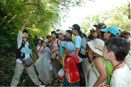照片5：師大學生帶領學員進行戶外生態觀察活動