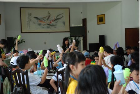 照片6：師大學生帶領營隊小朋友進行花博杯偶製作的教學活動