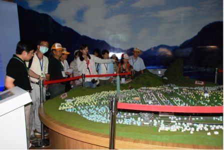 照片3：解說人員帶領教授們參觀水資源生態教育館展示區