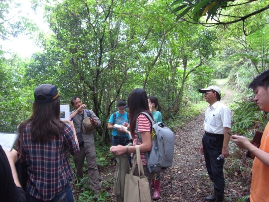 屏科大陳添喜老師於保護區之緩衝區內對媒體記者解說食蛇龜生態