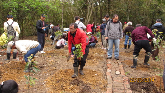 Water district residents, authorities, and volunteers planting camphor and other native trees