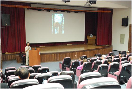 照片1：郭城孟老師於簡報室內講授「蕨類生態介紹」課程