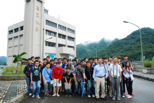 照片2：中國科技大學於大壩進行環境教育體驗課程合影