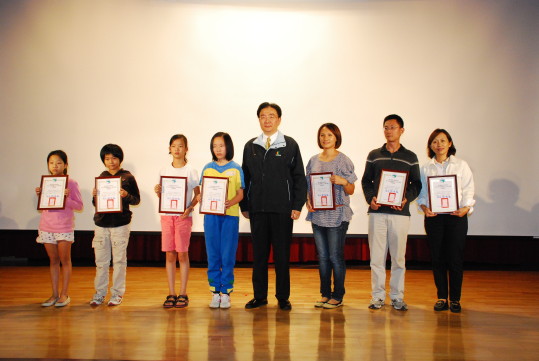 Commissioner Liou presents certificates to 7 representatives from schools of the Taipei Water Source Domain