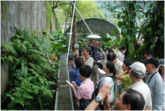 照片2：郭城孟老師帶領學員於本局「蕨園」進行現地教學
