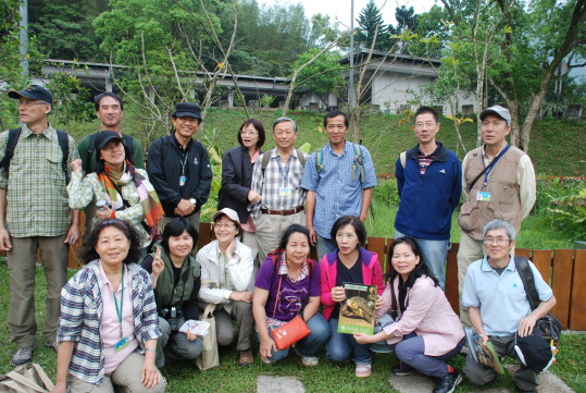 照片2：陳添喜教授於本局「食蛇龜復育中途之家」進行現地教學