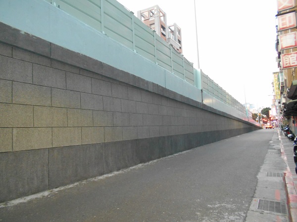 光復橋臺北市端引道增設隔音牆整體防護高度達2.7公尺，搭配護欄油漆、抿石子等外飾整修，使周邊環境煥然一新。