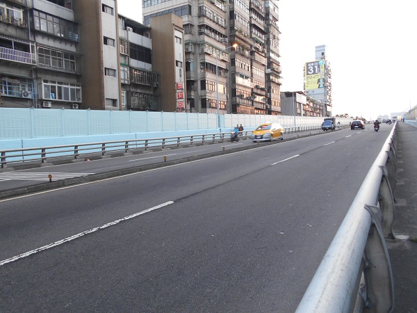 光復橋臺北市端引道增設隔音牆後，評估約減低噪音量10～20分貝(dB)。