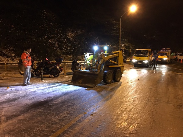 1月24日晚間，臺北市政府工務局新工處緊急調派10名人員、3輛卡車、1輛鏟土機，抵達陽明山救援，順利清除路面積冰，疏導民眾安全返家。
