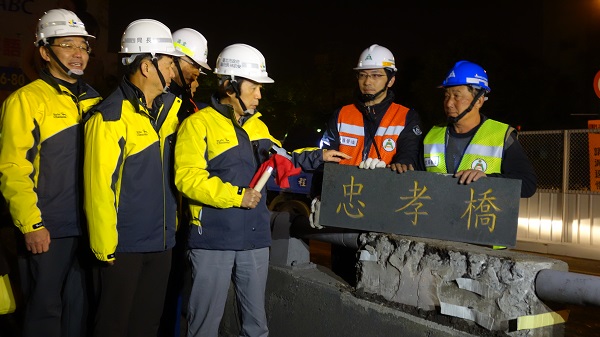 林副市長敲下忠孝橋橋名牌