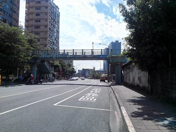 臺北市南港路2段(西往東)人行陸橋現況照片