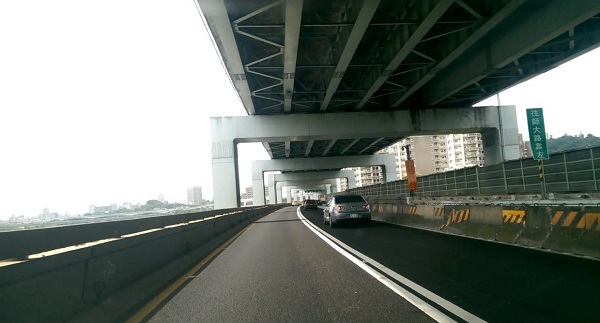 臺北市水源快速道路試辦多孔隙瀝青混凝土鋪面，搭配隔音牆，降低車輛高速行駛噪音情形