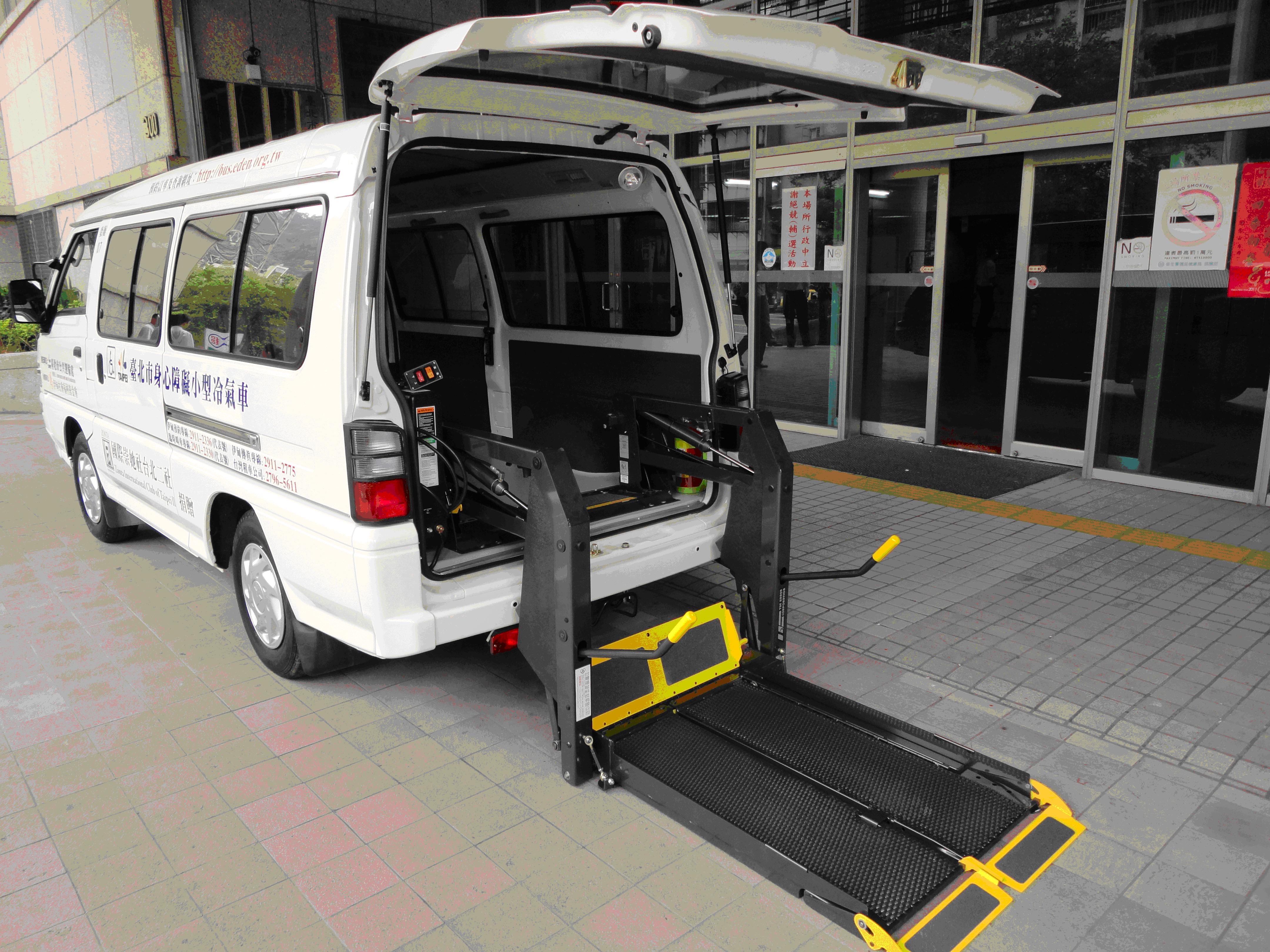 臺北市小型復康巴士加裝輪椅昇降設備示意圖組，共2張圖片